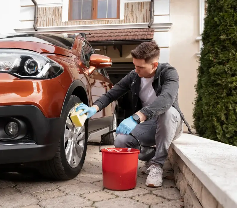 Lavage auto à domicile Tour-en-Sologne : professionnel intervenant sur un véhicule